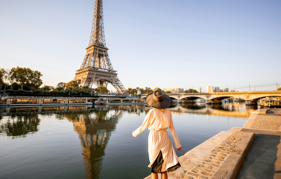 巴黎埃菲尔铁塔和塞纳河畔景色